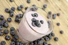 新鲜的美味的蓝莓酸奶摇甜点表格