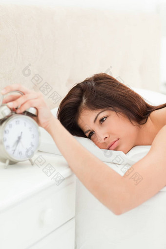 女人说谎床上醒着的手报警时钟