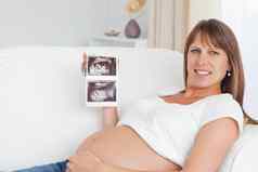 快乐怀孕了女人显示婴儿的超声波扫描