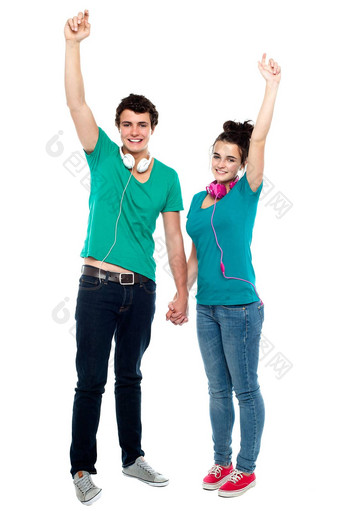 强大的成键快乐的青少年夫妇享受音乐