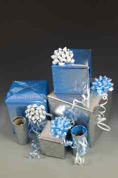 股票蓝色的银包装圣诞节礼物丝带
