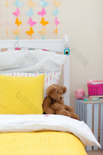 孩子的卧室泰迪熊床上