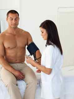 女医生检查血压力病人