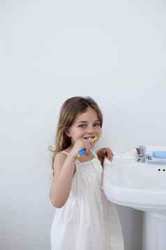 女孩清洁牙齿浴室Copy-Space