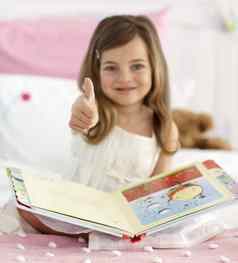 女孩阅读床上拇指