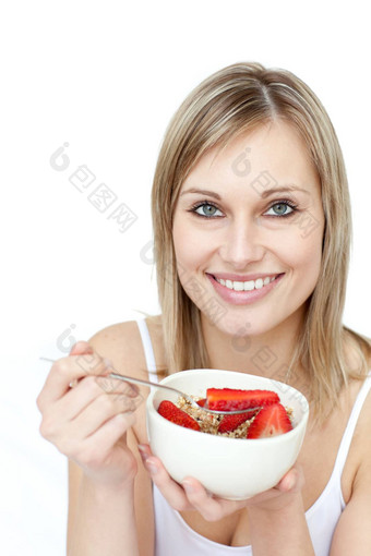 美丽的女人吃谷物草莓