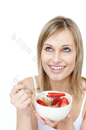 微笑女人吃谷物草莓