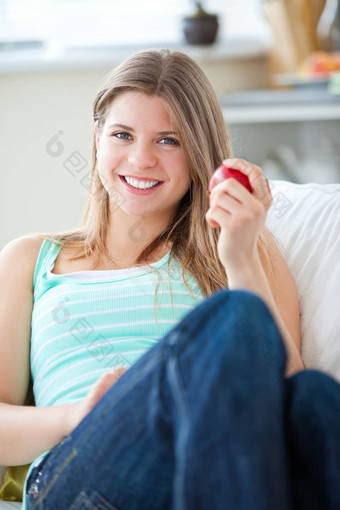 美丽的女人吃苹果首页