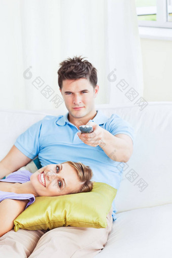 年轻的夫妇放松沙发看电影首页