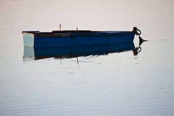 孤独的钓鱼船