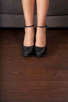 最小的倾斜黑色的鞋子木条镶花之地板