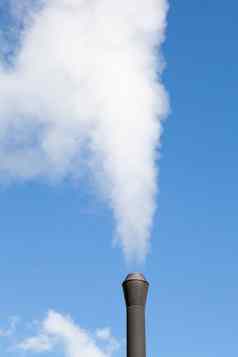 工业管污染白色蒸汽蓝色的天空背景