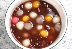 中国人甜点红色的豆汤大米球