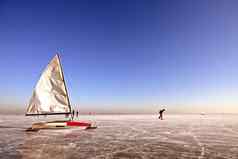传统的荷兰冰航行冷冬日高泽荷兰
