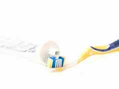 现代牙刷牙膏孤立的白色