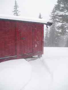 红色的小屋雪风暴坏天气山诺雷夫杰尔