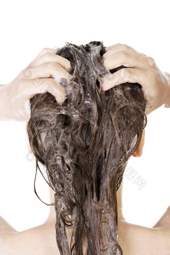 年轻的女人淋浴<strong>洗头发</strong>