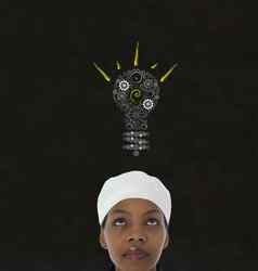 齿轮齿轮灯泡的想法非洲女人老板粉笔黑板上背景