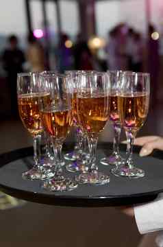 女服务员服务香槟玻璃聚会，派对