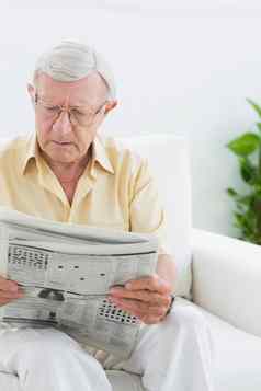 集中上了年纪的男人。阅读新闻