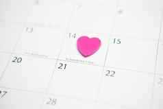 粉红色的心标记情人节一天日历