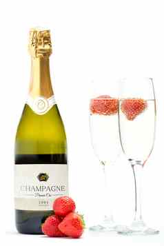 瓶香槟长笛浮动草莓