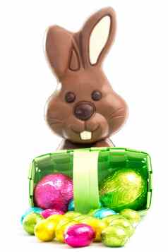 复活节鸡蛋溢出篮子巧克力兔子