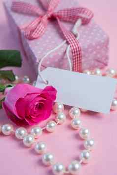 粉红色的玫瑰礼物字符串珍珠空白标签