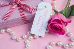 粉红色的玫瑰礼物字符串珍珠标签母亲一天