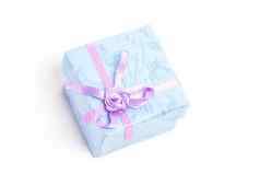 开销蓝色的礼物盒子紫色的丝带