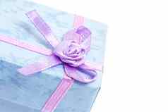 关闭蓝色的礼物盒子紫色的丝带
