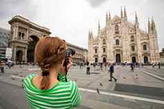 女人采取图片大教堂米兰意大利