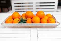 新鲜的橙色水果装饰表格夏天