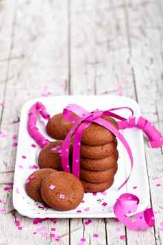 板新鲜的巧克力饼干粉红色的丝带五彩纸屑