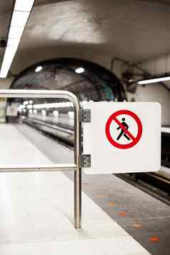 安全禁令标志交叉地铁平台
