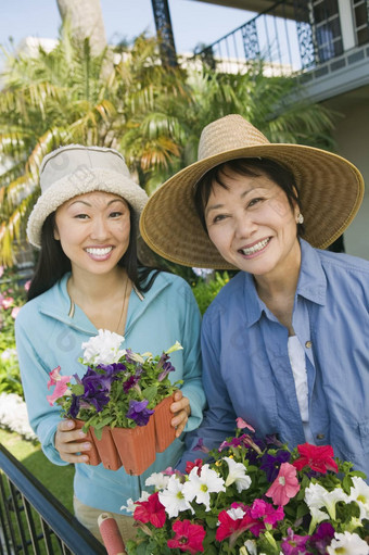 妈妈。女儿花园微笑肖像