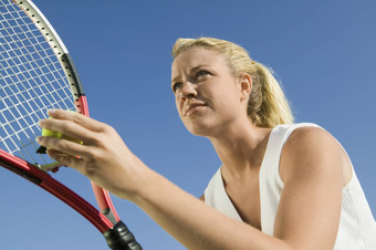 低角视图女网球球员准备服务清晰的蓝色的天空