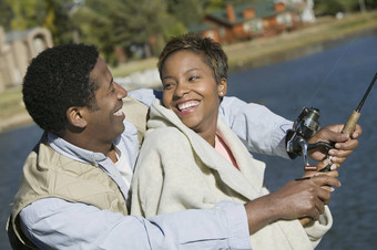 快乐非洲美国夫妇钓鱼