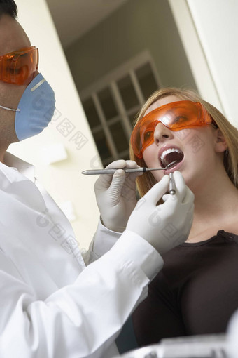 牙医检查女人的牙齿设备