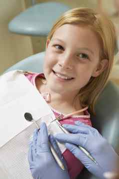 特写镜头微笑女孩牙齿检查牙科诊所