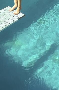 特写镜头低部分女潜水员站向后结束潜水董事会游泳池
