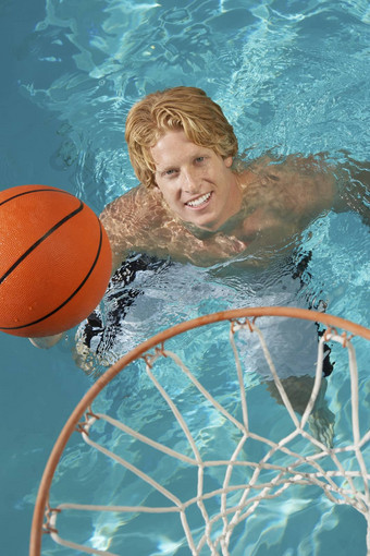 高角视图年轻的男人。玩水<strong>篮球</strong>池