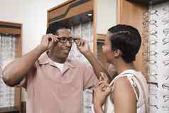 非洲美国男人。眼睛眼镜建议女人
