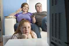 超重家庭看电视沙发