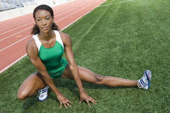 完整的长度快乐非洲美国女人伸展运动比<strong>赛场</strong>