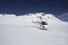 直升机着陆雪山前