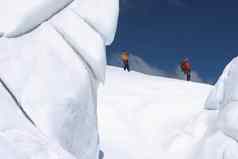 一边视图徒步旅行者走过去的冰形成距离雪山