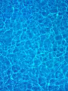 蓝色的水游泳池视图完整的框架