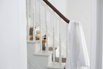 白色衬衫挂楼梯扶手软玩具步骤