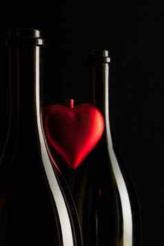 轮廓优雅的酒瓶红色的心